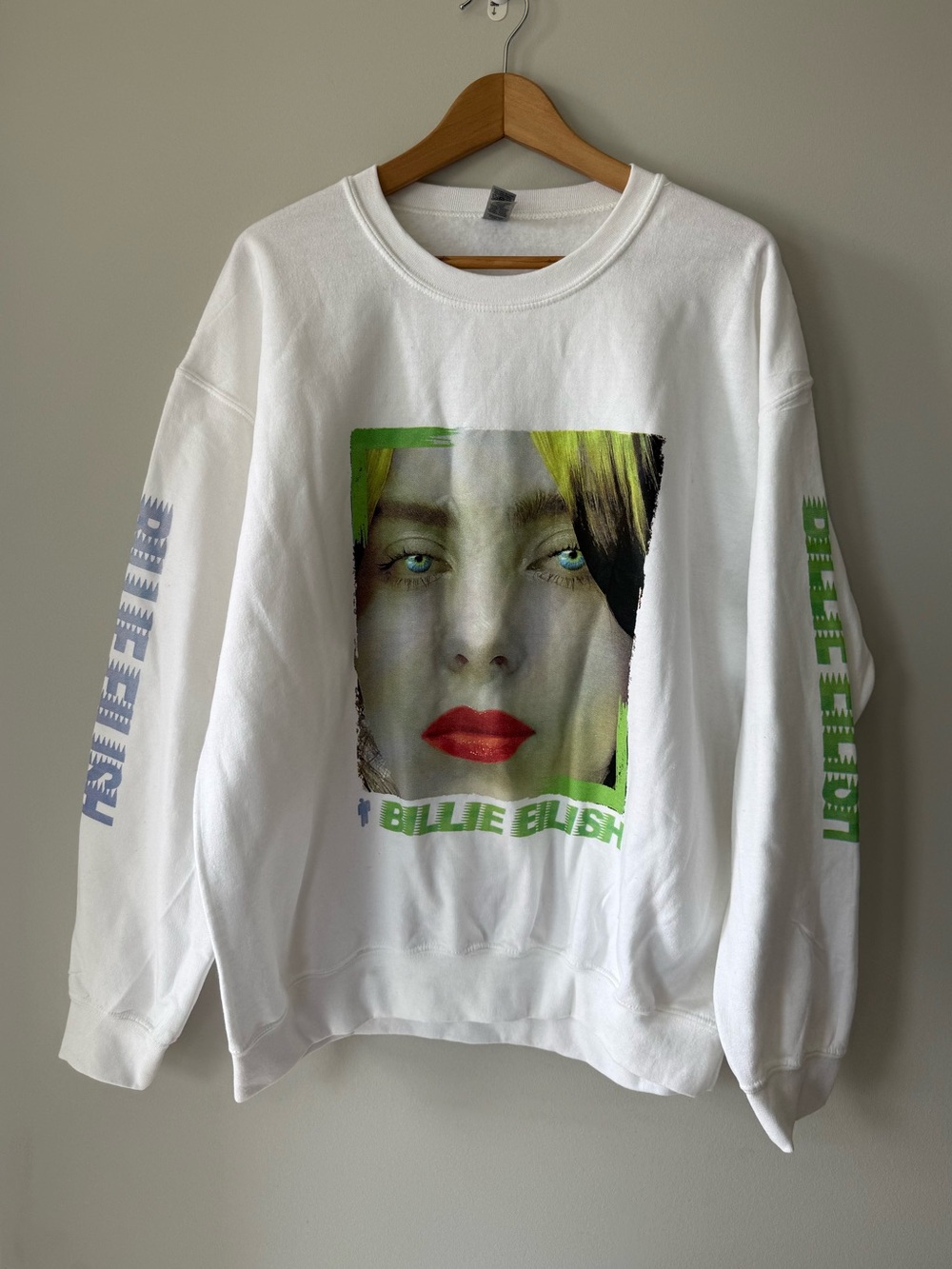 (L) Billie Eilish sweater